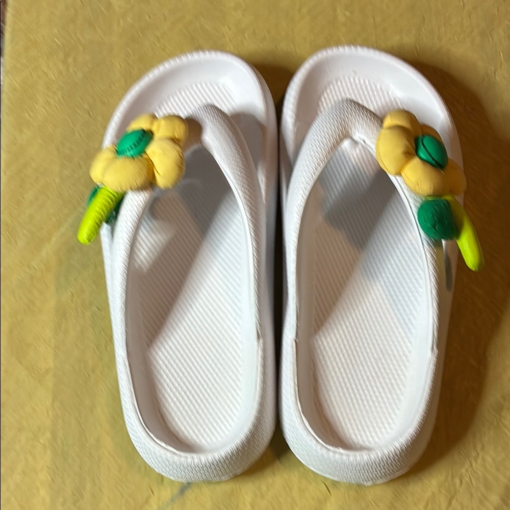 White Sandals with Yellow Flower sz-36-37 , 6-7